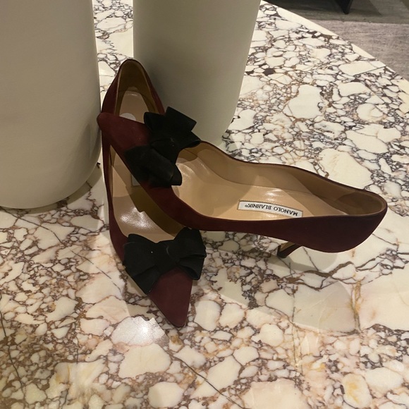 Manolo Burgundy Swede heels with black bow - Picture 4 of 11